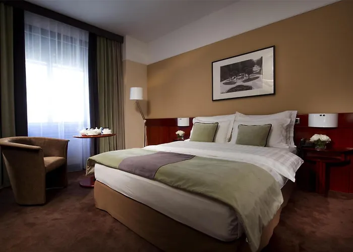 贝斯特韦斯特普瑞米尔斯隆酒店